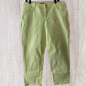 𝅺CHICO’S So Slimming Crop Pants, size 2 (L)